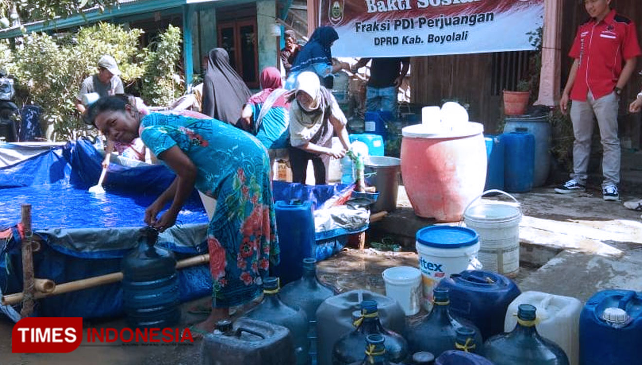 Fraksi PDIP DPRD Boyolali menyerahkan  bantuan air bersih di Desa Bojong, Wonosegoro. (Foto: Istimewa)