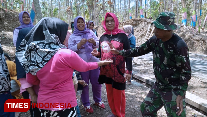 Ibu-Ibu Desa Cilibang Melakukan Arisan di Alam Terbuka dalam TMMD Cilacap. (FOTO: AJP TIMES Indonesia)