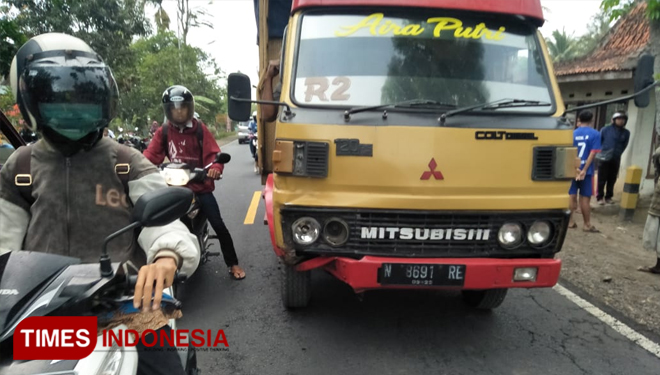 Truk yang menabrak korban (Foto : Rizki Alfian/TIMESIndonesia)