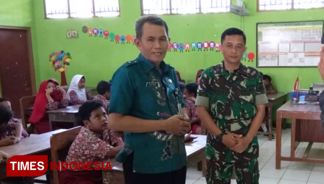 Kepala Sekolah Dasar 01 Desa Cilibang, Rasimin, S.Pd. Ucapkan Terima kasih Kepada TNI Kodim Cilacap. (FOTO: AJP TIMES INDONESIA)