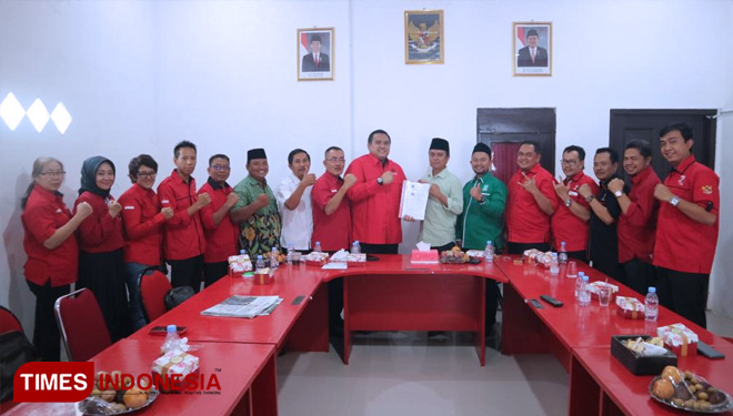 Ketua DPC PDIP dan PKB Sragen bersama pengurus. (FOTO: Mukhtarul Hafidh/TIMES Indonesia)