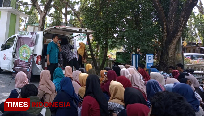 Moh. Ah. Subhan ZA, MEI, Ketua Prodi Ekonomi Syariah, Unisla, memberikan materi di depan mahasiswa, Kamis, (19/9/2019). (Foto: MFA Rohmatillah/TIMES Indonesia)