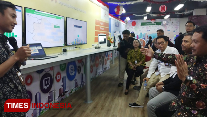 Wali Kota Madiun bersama jajaran Dinas Kominfo Kota Madiun mengikuti pemaparan dari Living Lab Smart City Nusantara. (Foto: Yupi Apridayani/TIMESIndonesia)