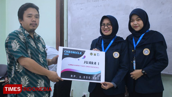Rerica Dhea Shavila bersama dengan Aqmar Inara Dyan Pratiwi menerima tropy juara 1 di ajang LKTIN (Lomba Karya Tulis Ilmiah Nasional) Chronicle 2019 di Politeknik Keuangan Negara (PKN) STAN, Bintaro, Tangerang Selatan pada (14/9/19).  (FOTO: AJP/TIMES Ind