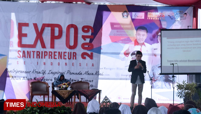 Muh. Abdul Aziz Nawawi menyampaikan materi Talk Show Santripreneur di Expo Santripreneur, Jumat (20/9/2019). (Foto: Sholeh TIMES Indonesia)