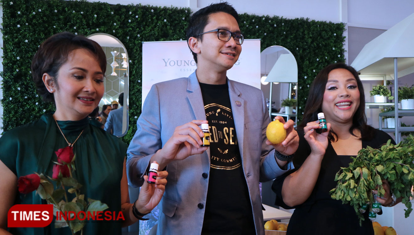 (ki-ka) Roslina Situmeang, Ksatrio Yudho Sampurno, dan Lysa Evy Lenny menjelaskan proses pembuatan essential oil Young Living, Jumat (20/9/2019). (Foto : Lely Yuana/TIMES Indonesia)