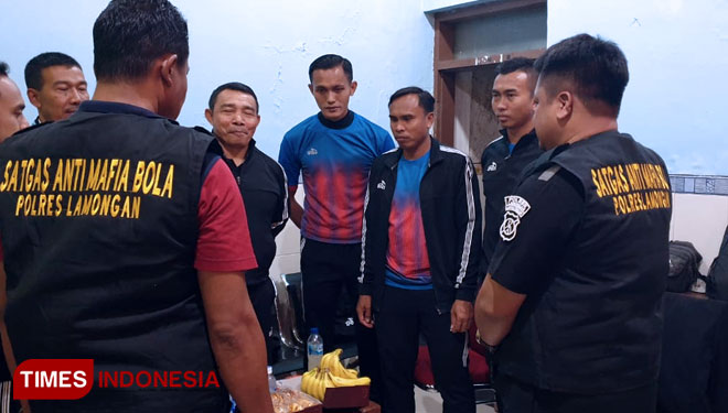 Satgas Anti Mafia Bola 2 Jatim memberikan arahan kepada perangkat pertandingan sebelum laga Persela melawan Arema FC dimulai, Jum'at (20/9/2019). (FOTO: MFA Rohmatillah/TIMES Indonesia)