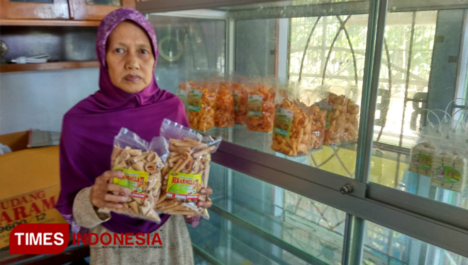 Siti Masitoh saat menunjukkan Opak Gambir di tempat usahanya, Jumat (20/9/2019). (Foto: Sholeh/TIMES Indonesia)