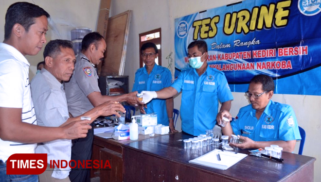 Pelaksanaan tes urin di Desa Joho Kecamatan Semen. (FOTO: AJP TIMES Indonesia)
