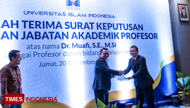 Prosesi penyerahan SK Profesor untuk Dr Muafi. (FOTO: Humas UII/TIMES Indonesia)