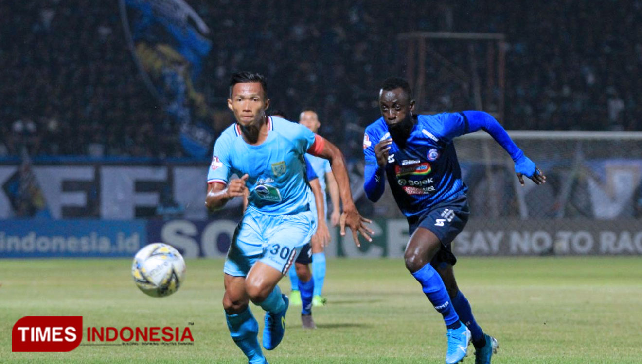 Arema FC tertinggal di babak pertama dengan skor 0-1 untuk Persela Lamongan dalam Shopee Liga 1 di Stadion Surajaya Lamongan. Jumat,20/9/2019. (Tria Adha/TIMES Indonesia)