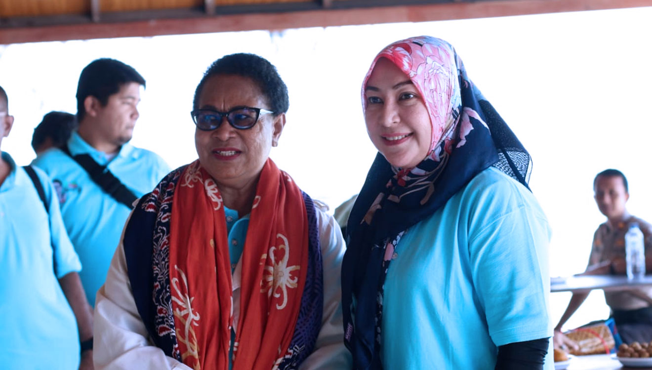 Foto bersama Kadis PPPA Malut (kiri) dengan Menteri PPPA RI Yohana (Kanan). (Foto: Istimewa)