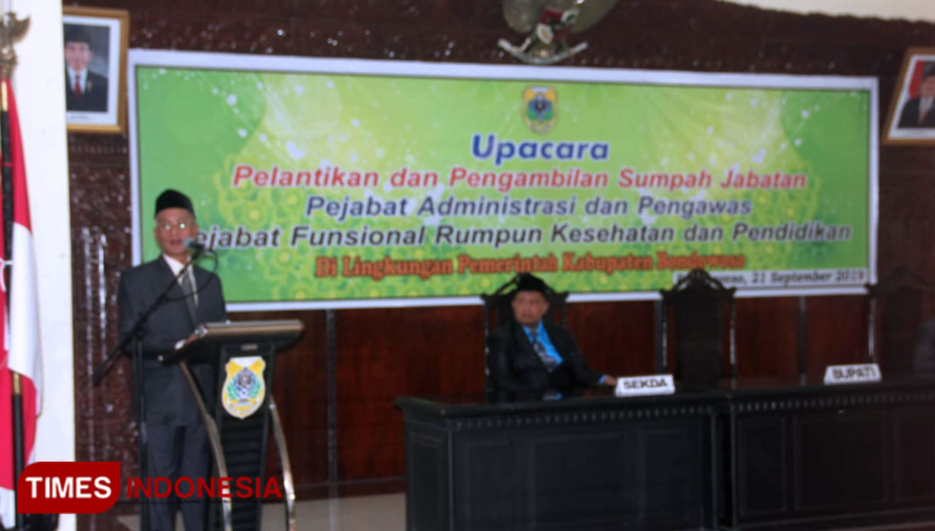 Bupati Bondowoso KH Salwa Arifin saat memberikan sambutan saat mutasi ASN eselon III dan IV. (FOTO: Moh Bahri/TIMES Indonesia)