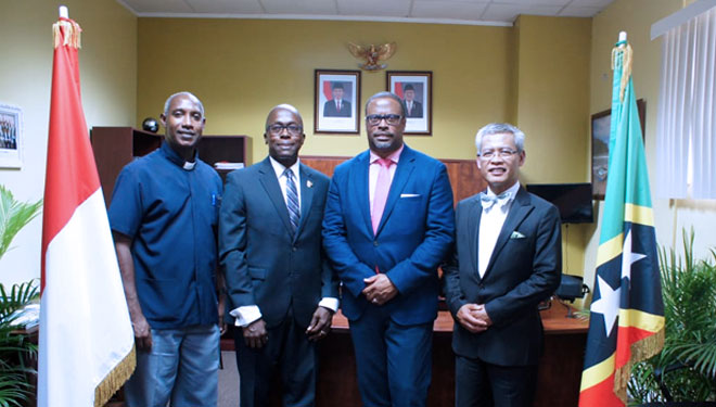 Konsul Kehormatan Republik Indonesia Faron T. Lawrence, warga St. Kitts dan Nevis bersama Duta Besar, Priyo Iswanto usai acara pelantikan. (FOTO: istimewa) 