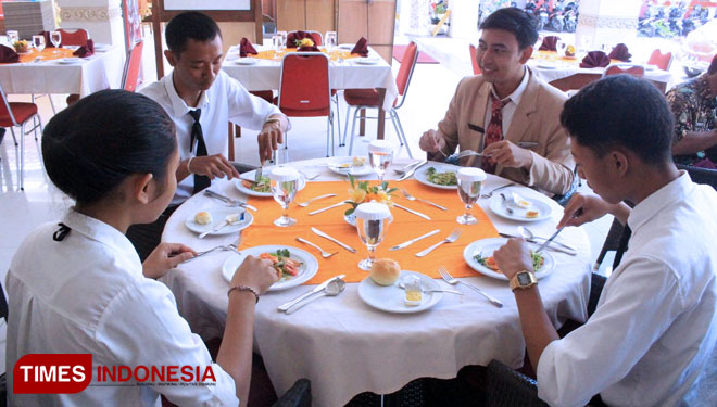 LP3 Prshanti Nilayam Kuta Bali menggelar table manner untuk para mahasiswa baru di Hotel Melasti Kuta Beach Bungalows and Spa Bali, Kabupaten Badung, Bali, Jumat (20/9/2019). (Foto: LP3 Prshanti Nilayam Kuta Bali)