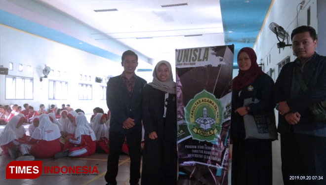 Mahasiswa Prodi Ekonomi Syariah memberikan edukasi ekonomi syariah ke siswa MAN 1 Lamongan, Jumat, (20/9/2019). (FOTO: MFA Rohmatillah/AJP TIMES Indonesia)