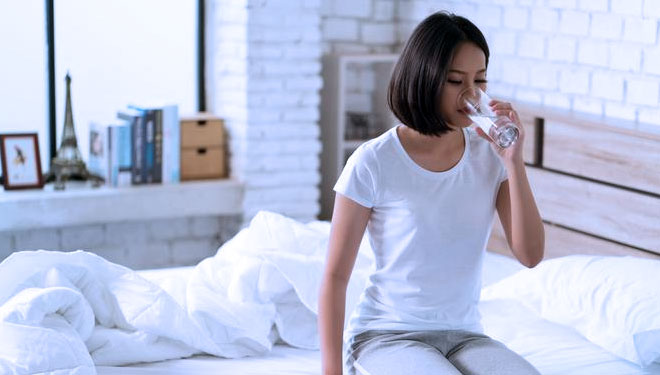 ILUSTRASI. Minum air putih di pagi hari. (FOTO: fimela)