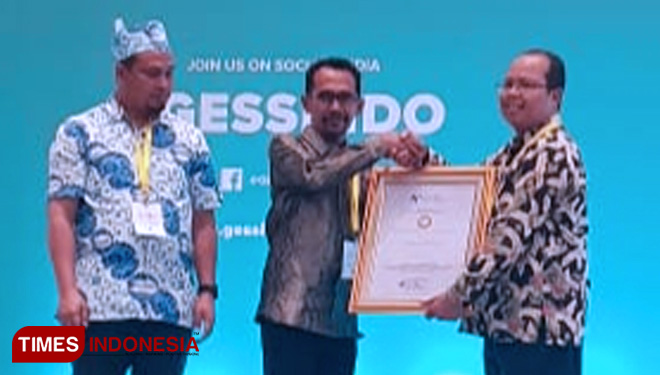 Wali Kota Bima . Muhammad Lutfi saat menerima penghargaan di Jakarta. (FOTO: Humas Media for TIMES Indonesia) 