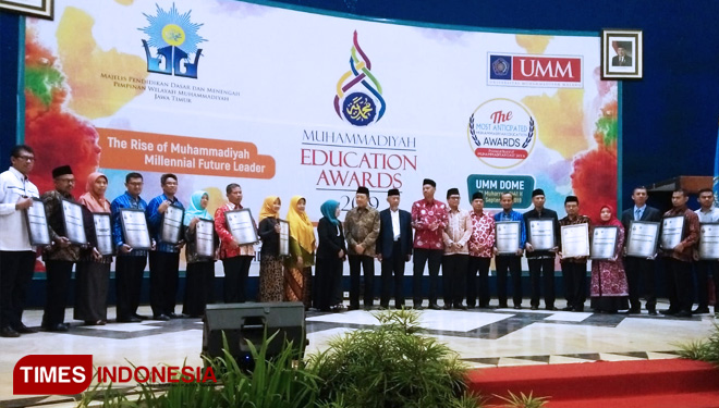 Majelis Dikdasmen PW Muhammadiyah Jawa Timur memberikan penghargaan dalam acara Muhammadiyah Education Award yang digelar di Dome UMM, Sabtu (21/9/2019). (FOTO: Dhina Chahyanti/TIMES Indonesia)