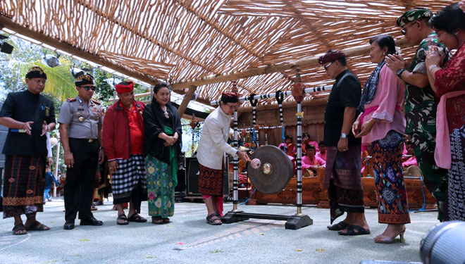 Para-penari-kolosal-Rejang-dalam-Festival-Jatiluwih-2019-a.jpg