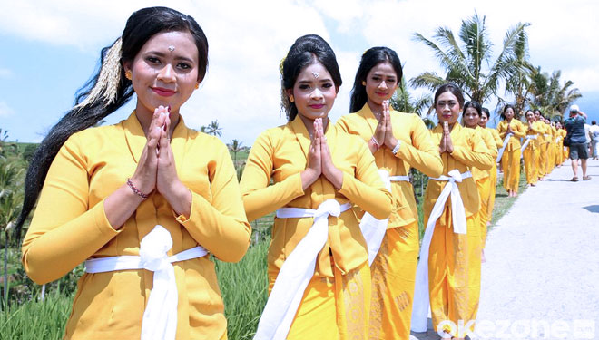 Para penari kolosal Rejang dalam Festival Jatiluwih 2019. (FOTO: Istimewa)