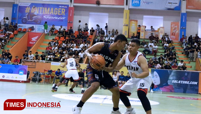 Pertandingan tim SMAN 8 Denpasar vs SMAN 7 Denpasar dalam Honda DBL Bali Series 2019. (Foto: Imadudin M/TIMES Indonesia)