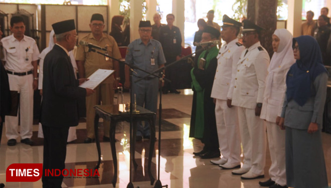 Bupati Bondowoso KH Salwa Arifin saat mengambil sumpah ASN yang dimutasi (FOTO: Moh Bahri/TIMES Indonesia). 