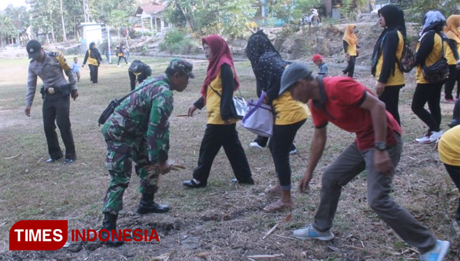 TNI-Polri dan Warga Bergotong Royong Bersihkan Lokasi Pra TMMD 106 Kodim Cilacap. (FOTO: AJP TIMES Indonesia)