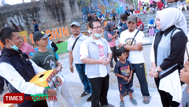Aksi penggalangan dana di area Sunday Market Kota Madiun untuk korban kabut asap. Terlihat Wakil Wali Kota Madiun Inda Raya (paling kanan) menemui para relawan.  (Foto: Istimewa/TIMESIndonesia)