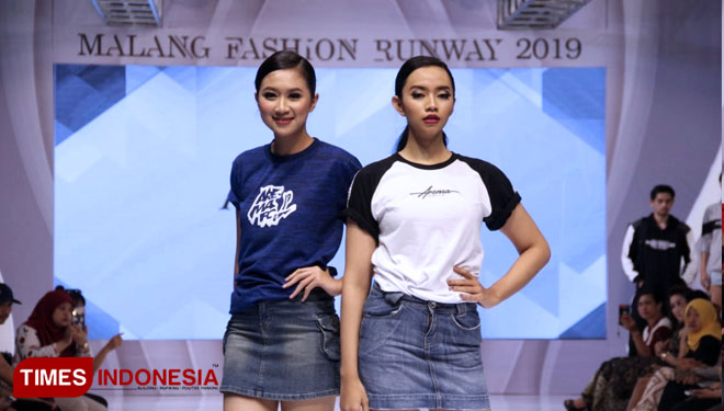 Fashion show oleh Arema FC Store dalam Malang Fashion Runway di Hall Malang Town Square. Sabtu, 21/9/2019. (Foto-foto: Tria Adha/TIMES Indonesia)