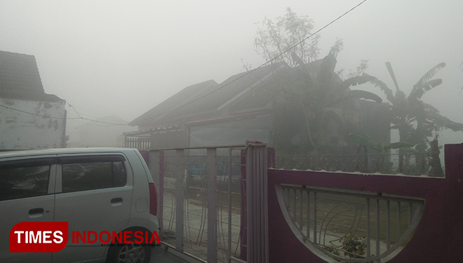 Kondisi kabut asap terlihat jelas kualitas udara dan jarak pandang terbatas. (Foto: Rochman/TIMES Indonesia) 