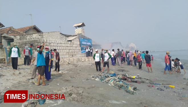 Warga Desa Karangagung, Kecamatan Palang, Kabupaten Tuban, Jawa Timur, gotoroyong membersihkan sampah laut, Minggu (22/09/2019). (Foto: Ahmad Istihar TIMESIndonesia)
