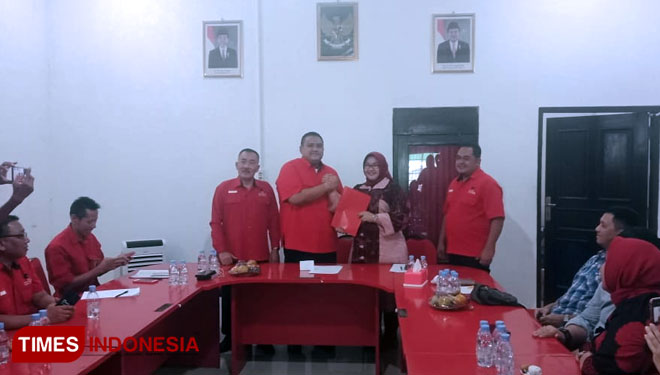 Bupati Sragen, Kusdinar Untung Yuni Sukowati saat menyerahkan berkas formulir pendaftaran bacabup Sragen. (Foto: Mukhtarul Hafidh/TIMES Indonesia)