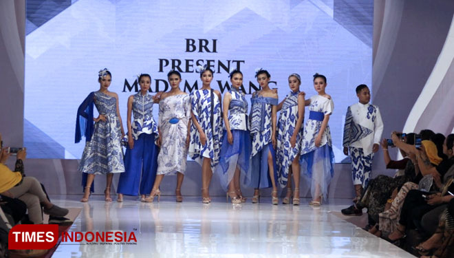 Fashion Show oleh BRI Madam Wang dalam Malang Fashion Runway di Hall Malang Town Square. Sabtu, 21/9/2019. (FOTO: Tria Adha/TIMES Indonesia)