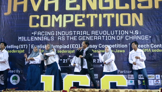 Peserta tampil unik di ajang Java English Competition UINSA 2019, Sabtu (21/9/2019).(Foto : Istimewa)