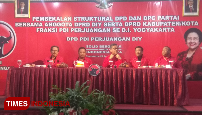 Sekjen DPP PDI Perjuangan Hasto Kristiyanto ketika menghadiri pembekalan Struktural DPD dan DPC DPD PDI DIY di Rich Hotel Jalan Magelang, Minggu (22/9). (FOTO: Dwijo Suyono/TIMES Indonesia)