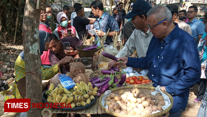 Bupati Bantul Drs Suharsono ketika berkunjung ke Pasar Kuliner Jolontoro Dusun Karang Kulon Desa Wukirsari Kecamatan Imogiri, Bantul. (FOTO: Totok Hidayat/TIMES Indonesia)