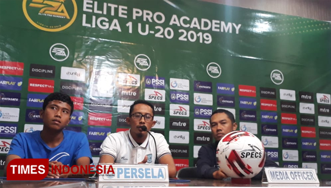 Sesi konferensi pers sebelum pertandingan antara Persela Lamongan U-20 melawan PSS Sleman U-20, Minggu (22/9/2019). (FOTO: MFA Rohmatillah/TIMES Indonesia)