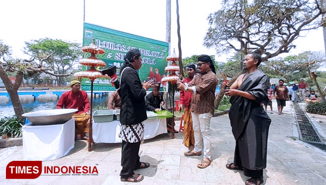 Ritual jamasan pusaka yang diselenggarakan Disparbud Kabupaten Malang di Sumber Wendit. (Foto : Disparbud Kabupaten for TIMES Indonesia)
