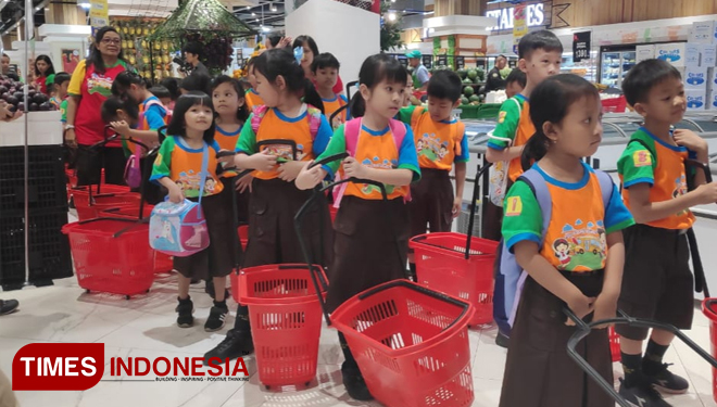 Para siswa Kelas 1 SDK St. Yusup 3 Malang menggelar Fun Edu Trip ke Transmart Malang. (foto: DJ TIMES Indonesia Network)