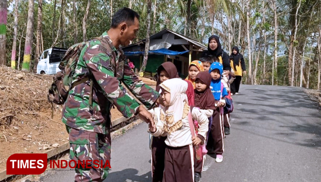 Serka Sodirin disalami Anak-Anak SD di Pra TMMD 106 Kodim Cilacap. (FOTO: AJP TIMES Indonesia)