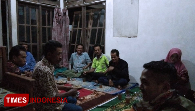 Warga Desa Cilibang sedang Rapat Bahas Acara Lomba Mancing. (FOTO: AJP TIMES Indonesia)