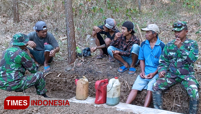 Warga dan Babinsa Jagong Bareng di Pra TMMD 106 Kodim Cilacap. (FOTO: AJP TIMES Indonesia)