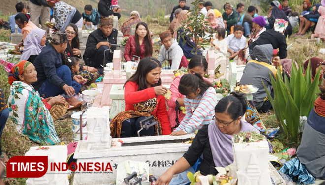 The Tengger visiting the grave at Nyadran day. (Picture by: Doli photo for TIMES Indonesia)