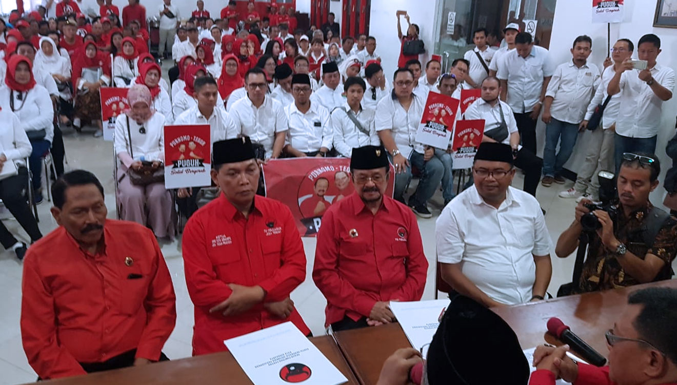 Pasangan Achmad Purnomo-Teguh kembalikan formulir ke kantor DPC PDIP Solo. (Foto: Istimewa)