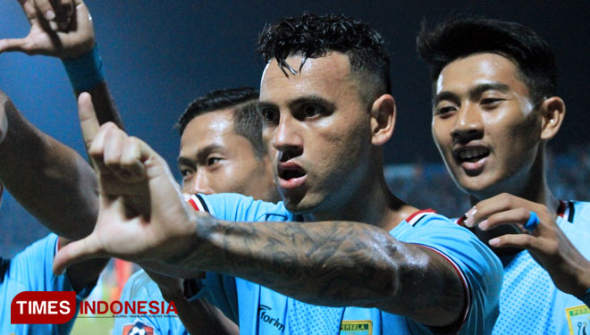 Striker Persela Lamongan, Alex dos Santos Goncalves merayakan golnya, (FOTO: MFA Rohmatillah / TIMES Indonesia)