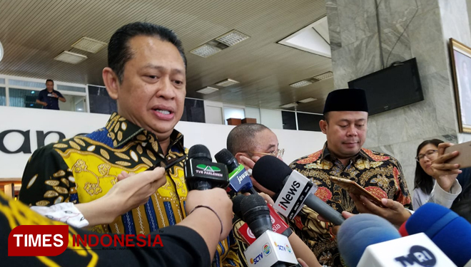 Ketua DPR RI Bambang Soesatyo atau biasa dipanggil Bamsoet saat diwawancarai awak media di Gedung DPR RI. (FOTO: Edi Junaidi ds/TIMES Indonesia)