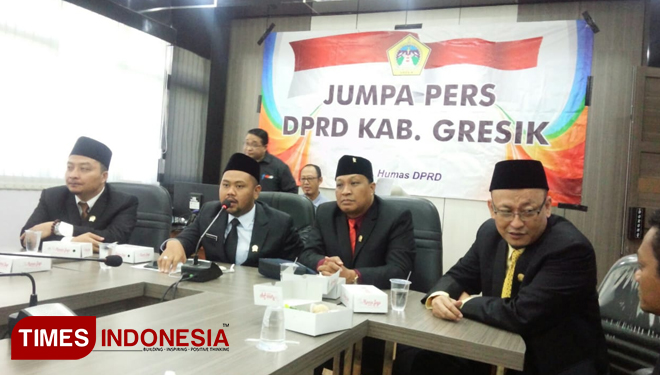 Pimpinan DPRD Gresik saat konferensi pers. (Foto: Akmal/TIMES Indonesia)
