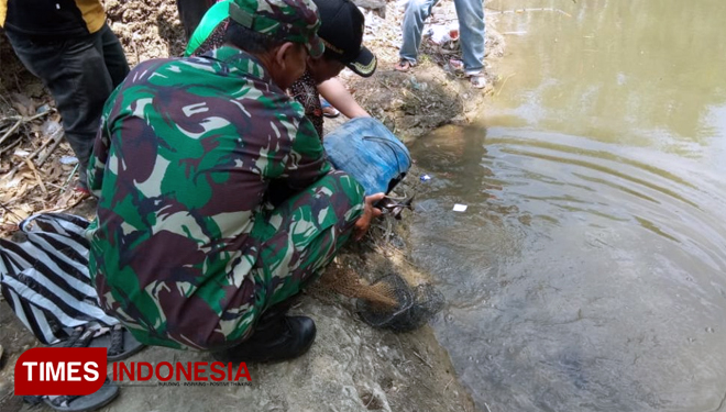 Danramil 02 Jeruklegi, Camat dan Kades Secara Simbolik Lepas Ikan. (FOTO: AJP TIMES Indonesia)