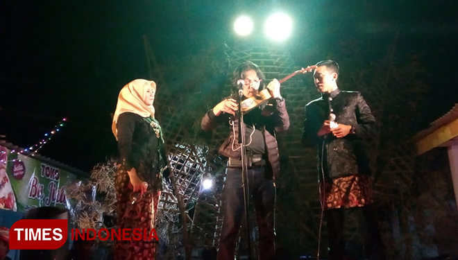 Mr. D, alias Doddy Hernanto, berikan inspirasi kepada warga Kampung Cempluk tentang Gitar Teknik 1 Jari dalam Kampung Cempluk Festival ke-9 (KCF ke-9) hari ini (23/9/2019). (foto: Widya Amalia/TIMES Indonesia)